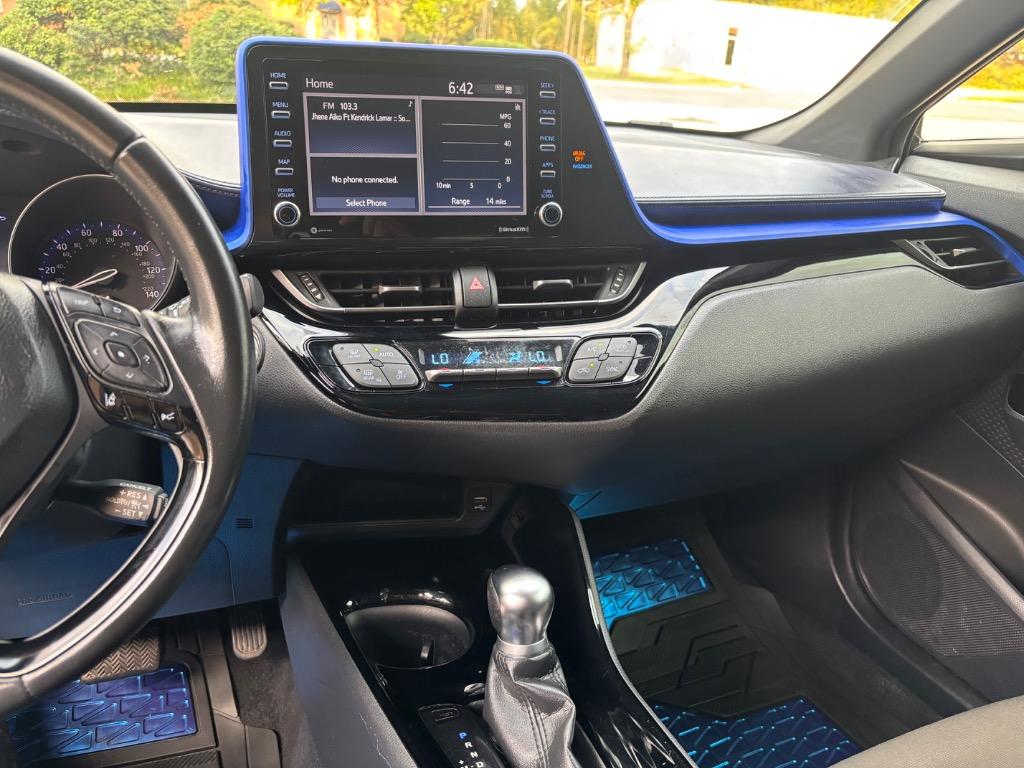2020 Toyota C-HR XLE - Photo 6